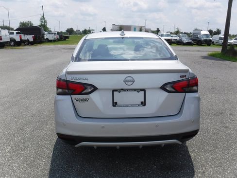 Used 2024 Nissan Versa SR FWD image 5
