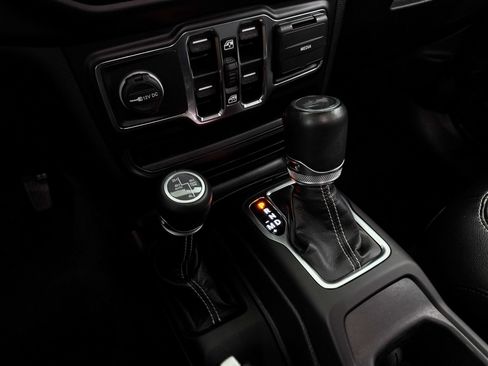 Used 2022 Jeep Wrangler Unlimited Sahara AWD/4WD image 23