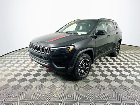Certified 2025 Jeep Compass Trailhawk w/ Trailhawk Elite Group image 6