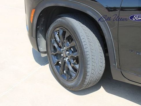 Used 2025 Chevrolet Traverse LT w/ Midnight/Sport Edition FWD image 9