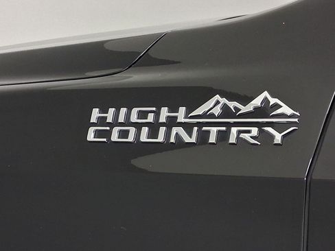 Used 2025 Chevrolet Suburban High Country AWD/4WD image 23