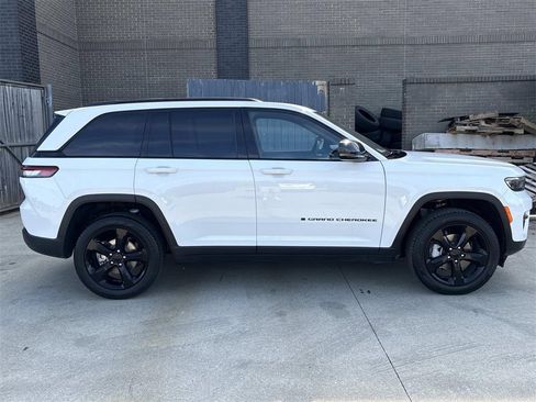 New 2025 Jeep Grand Cherokee Limited w/ Black Appearance Package image 10