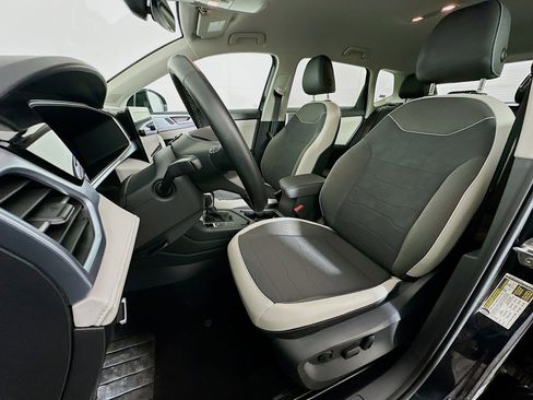 Used 2025 Volkswagen Taos SE image 13