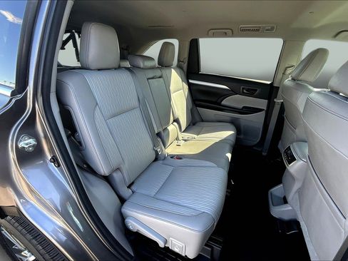 Used 2018 Toyota Highlander LE image 25