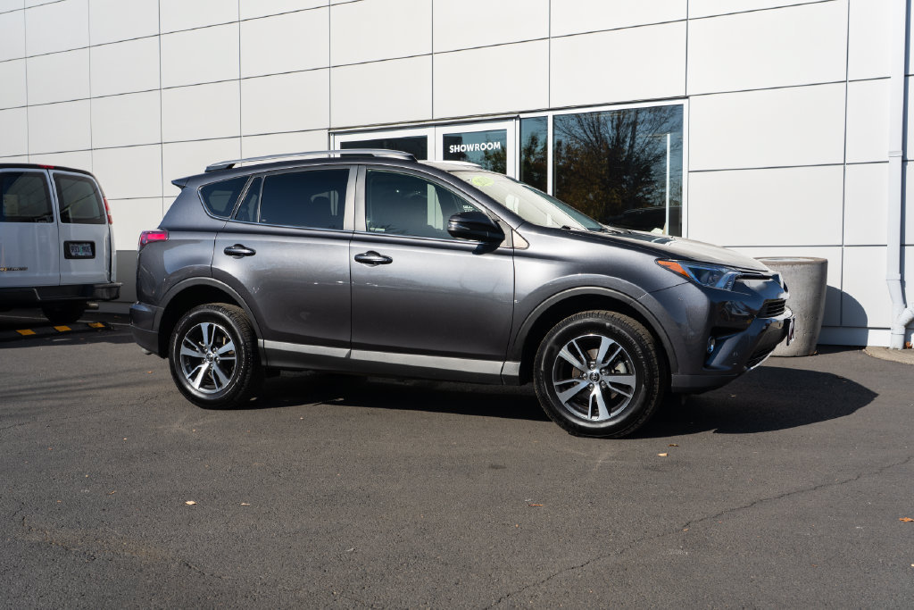Used 2018 Toyota RAV4 XLE AWD/4WD image 30