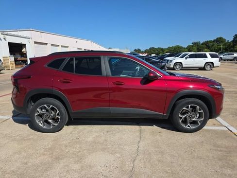 Used 2025 Chevrolet Trax LT FWD image 6