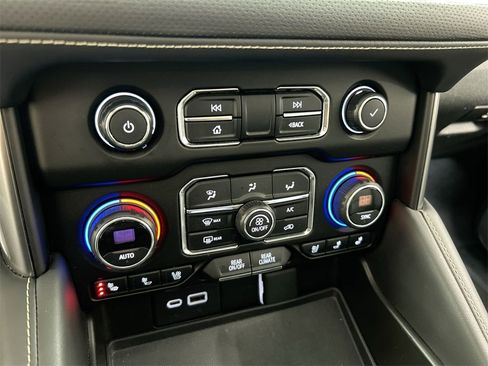 Used 2021 Chevrolet Tahoe Premier w/ Premium Package image 16