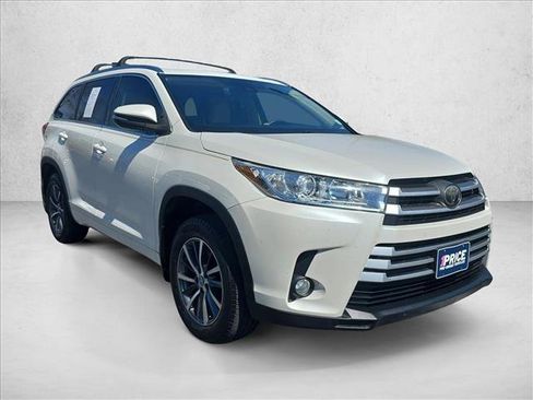 Used 2018 Toyota Highlander XLE AWD/4WD image 3