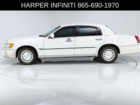 Used 2000 Lincoln Town Car Executive RWD image 2