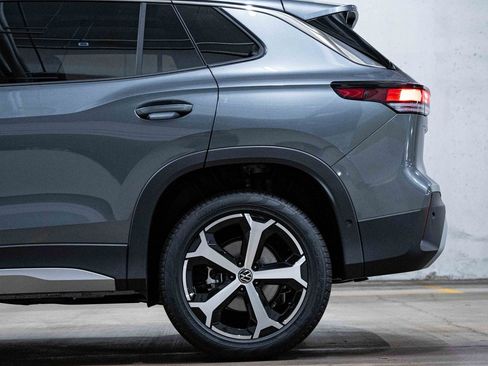 New 2025 Volkswagen Tiguan SE image 4