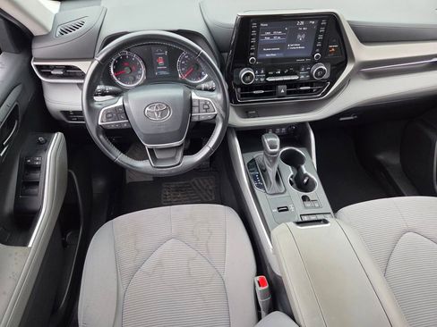 Used 2022 Toyota Highlander LE FWD image 7