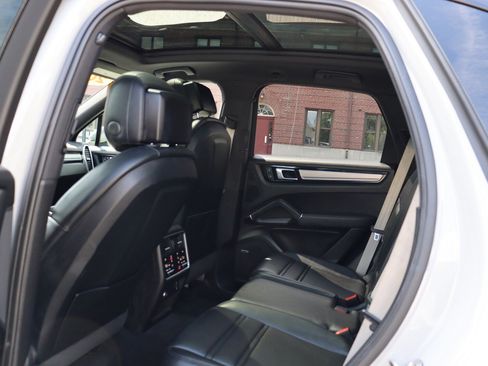 Used 2022 Porsche Cayenne Platinum Edition w/ Premium Package Plus AWD/4WD image 12