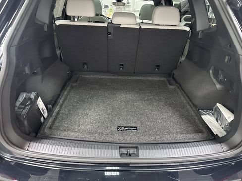 Certified 2024 Volkswagen Tiguan SE R-Line AWD/4WD image 33