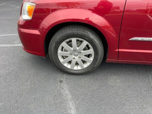 Used 2016 Chrysler Town & Country Touring w/ Driver Convenience Group image 6