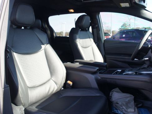 Used 2025 Toyota Sienna XLE Woodland Edition image 24