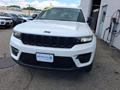 Certified 2023 Jeep Grand Cherokee Altitude AWD/4WD image 2