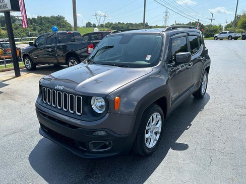Used 2018 Jeep Renegade Latitude FWD image 7