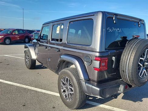 Used 2025 Jeep Wrangler Unlimited Sahara AWD/4WD image 8