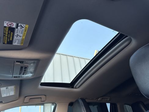 Used 2017 Toyota Highlander SE image 19