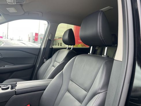 Used 2025 Nissan Rogue SL image 10