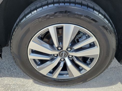 Used 2024 Nissan Pathfinder SL w/ Black Appearance Package FWD image 9