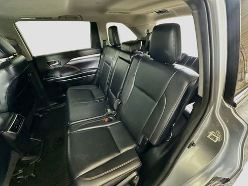 Used 2019 Toyota Highlander XLE AWD/4WD image 29