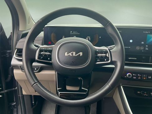 Used 2025 Kia Carnival FWD image 18