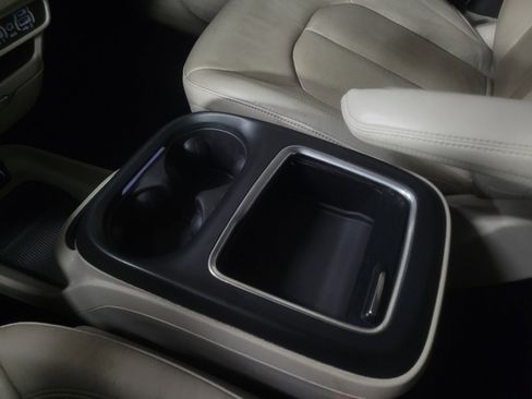 Used 2021 Chrysler Pacifica Touring-L FWD image 26