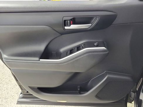 Used 2024 Toyota Highlander XLE FWD image 22