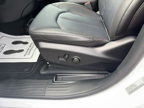 New 2027 Chrysler Pacifica Select FWD image 18