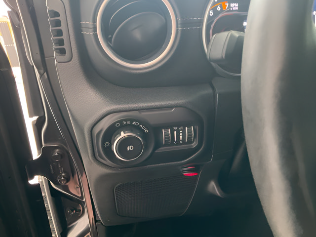 Used 2018 Jeep Wrangler Unlimited Sahara AWD/4WD image 12