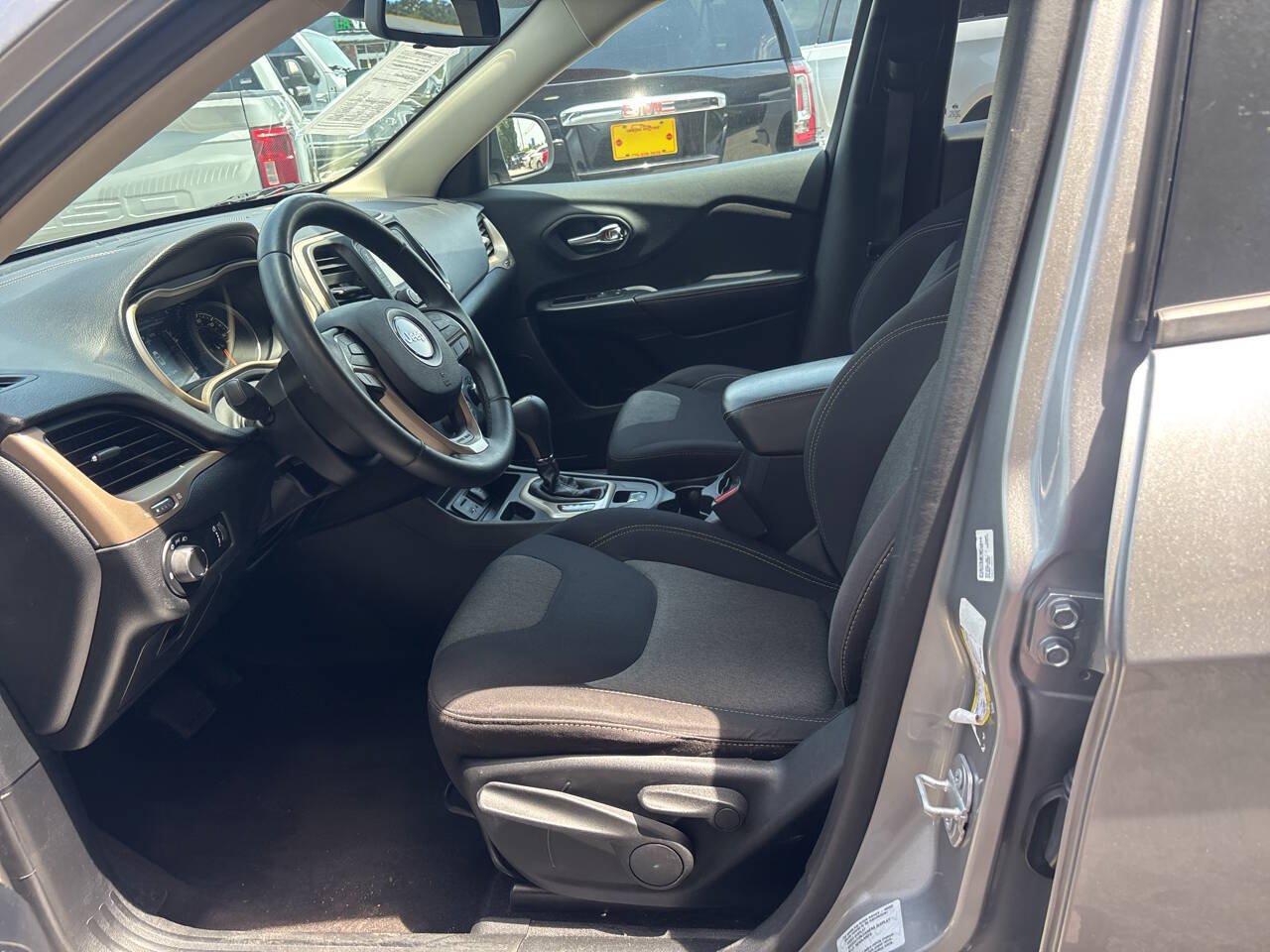 Used 2016 Jeep Cherokee Sport FWD image 7