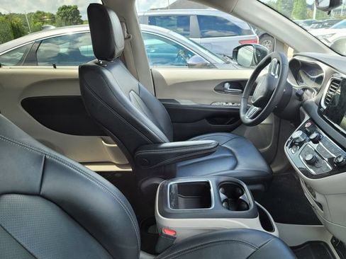 Used 2024 Chrysler Pacifica Touring-L FWD image 4