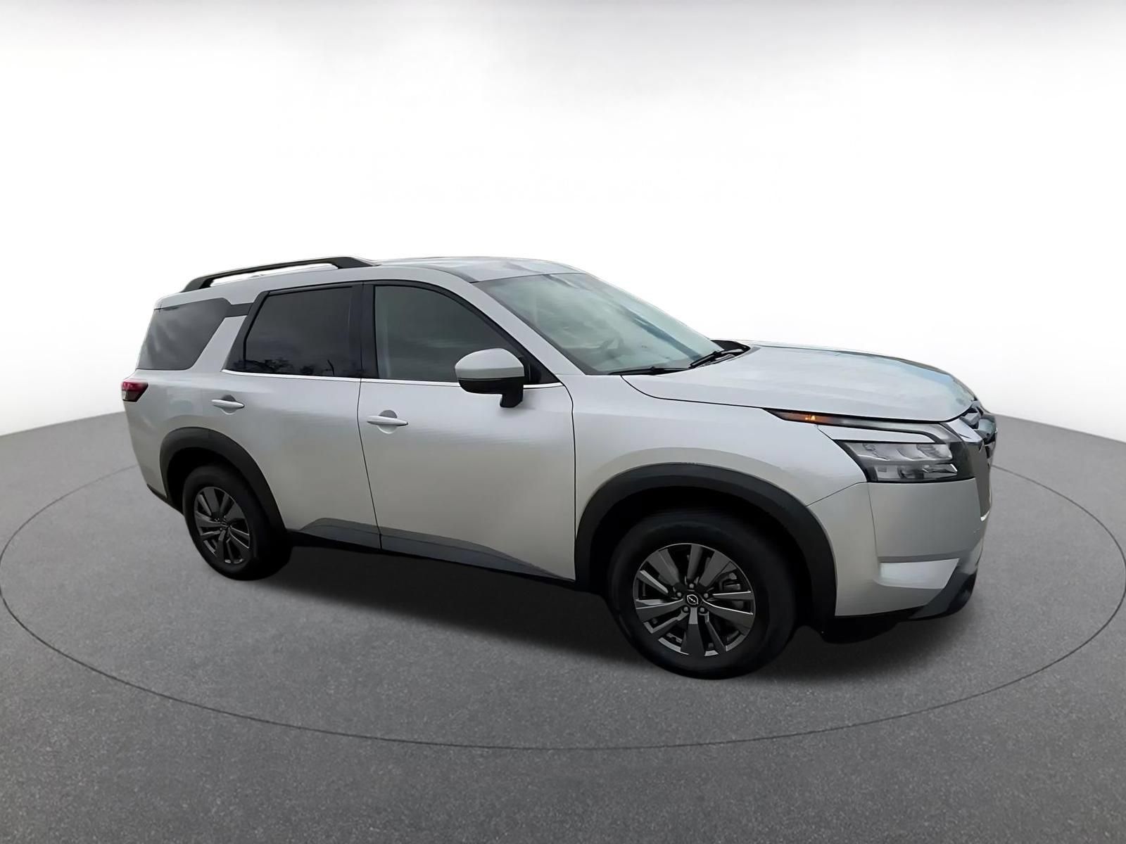 Used 2025 Nissan Pathfinder SV FWD image 2