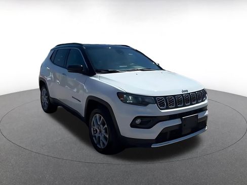 Used 2025 Jeep Compass Limited image 3