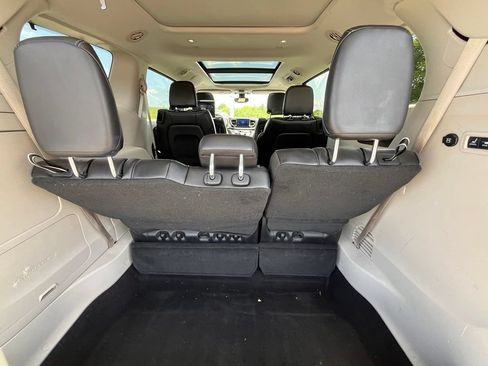Used 2017 Chrysler Pacifica Limited w/ UConnect Theater Package FWD image 31