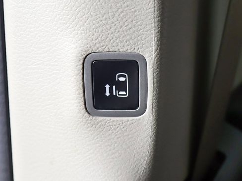 Used 2023 Chrysler Pacifica Touring-L image 25