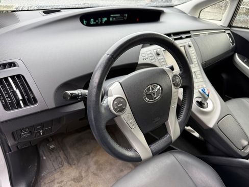 Used 2015 Toyota Prius Five w/ Advanced Technology Package image 13