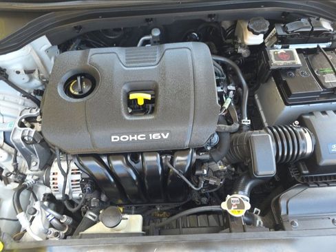 Used 2017 Hyundai Elantra SE image 22