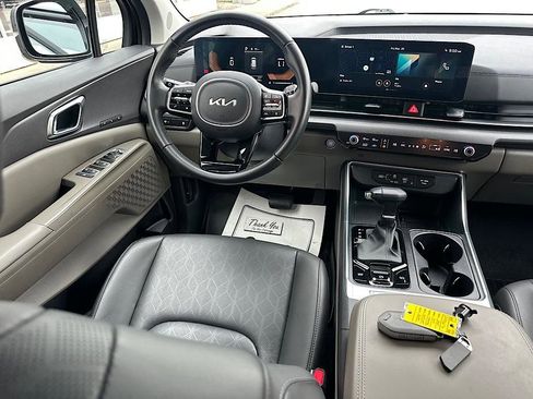 Used 2025 Kia Carnival EX image 17