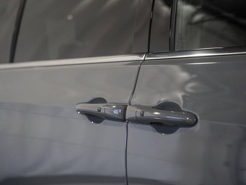 Used 2025 Chrysler Pacifica Select FWD image 18