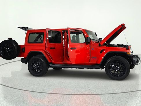 Used 2025 Jeep Wrangler Unlimited Sahara AWD/4WD image 8