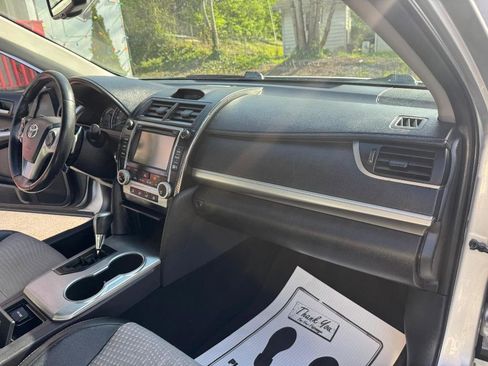 Used 2014 Toyota Camry SE w/ Moonroof Package image 25