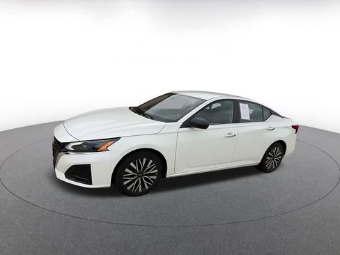 Used 2025 Nissan Altima 2.5 SV FWD image 8