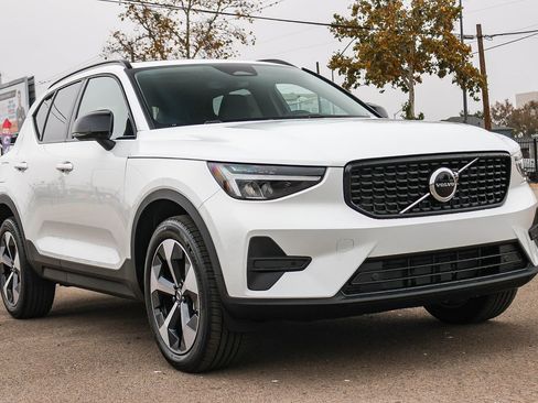 New 2026 Volvo XC40 B4 Core w/ Climate Package image 3
