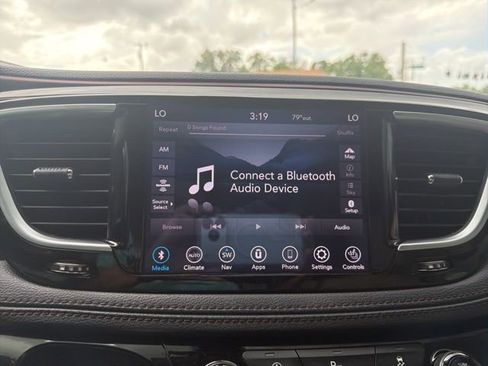 Used 2020 Chrysler Pacifica Limited image 17