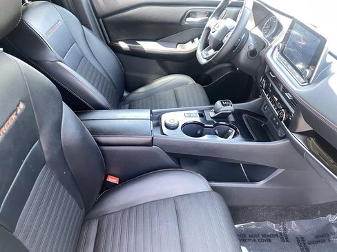 Certified 2025 Nissan Rogue SV AWD/4WD image 10