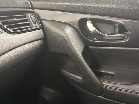 Used 2017 Nissan Rogue SV FWD image 16