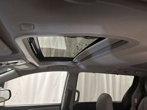 Used 2020 Toyota Sienna Limited image 31