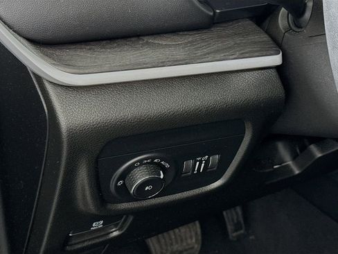 Used 2023 Jeep Grand Cherokee L Limited w/ Black Appearance Package image 10